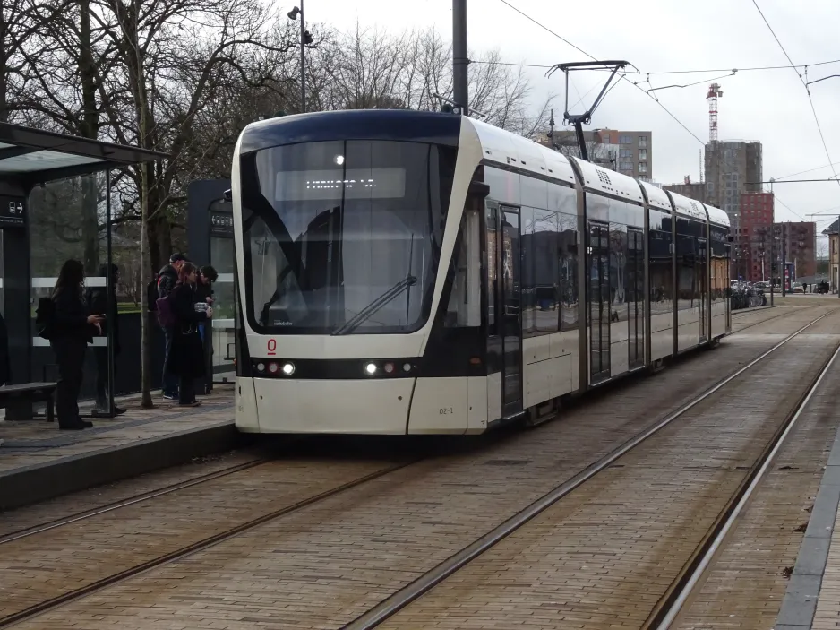 Odense Letbane med lavgulvsledvogn 02 "Kompasset" ved Banegården / Central Station (2024)