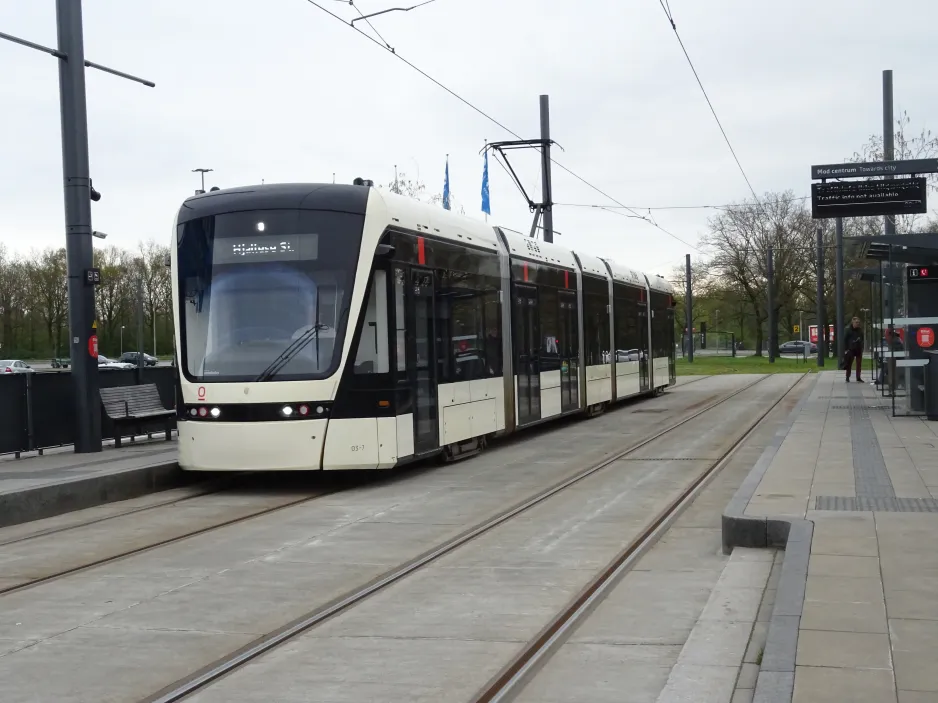 Odense Letbane med lavgulvsledvogn 03 "Forbindelsen" ved Bilka (2024)