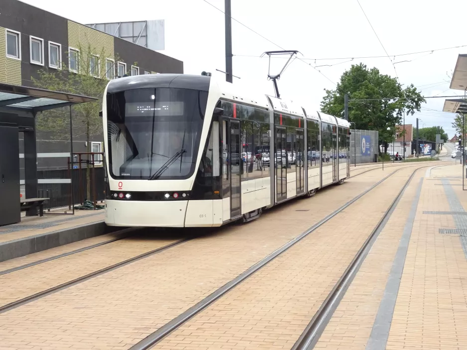 Odense Letbane med lavgulvsledvogn 03 "Forbindelsen" ved Vesterbro (2022)