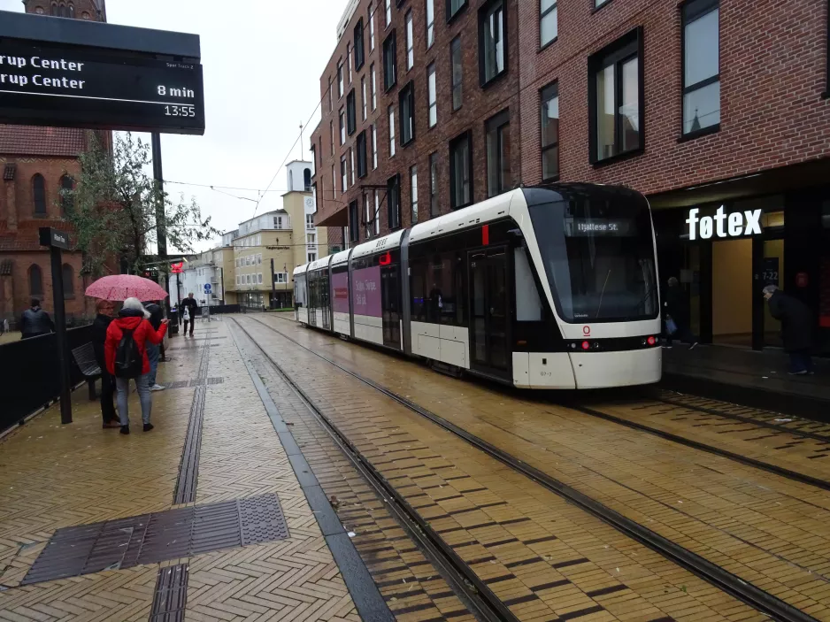 Odense Letbane med lavgulvsledvogn 07 "Drømmen" ved Albanitorv (2023)