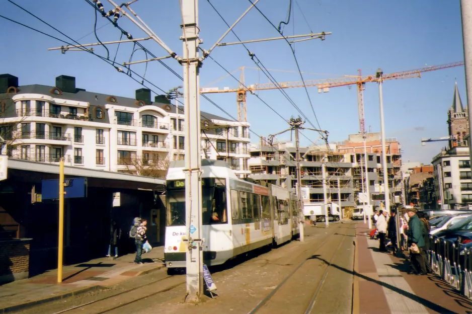 Oostende De Kusttram med ledvogn 6033 ved Koning Leopold III plein Blankenberge (2007)