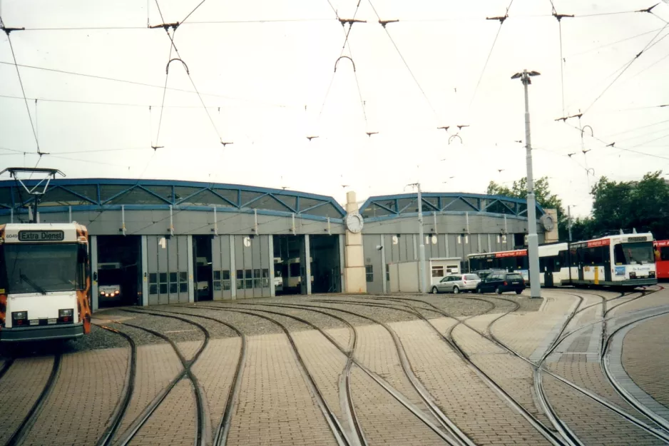 Oostende ledvogn 6049 foran remisen på Nieuwpoortsesteenweg (2002)