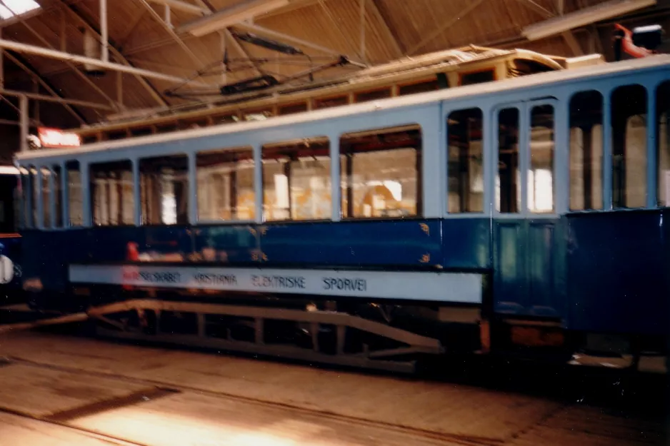 Oslo motorvogn 307 inde i Sagene Remise, Sporveismuseet Vognhall 5 (1995)
