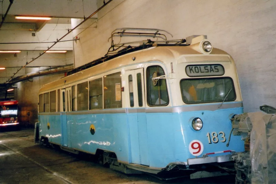 Oslo museumsvogn 183 inde i remisen Grefen trikkebase (2005)