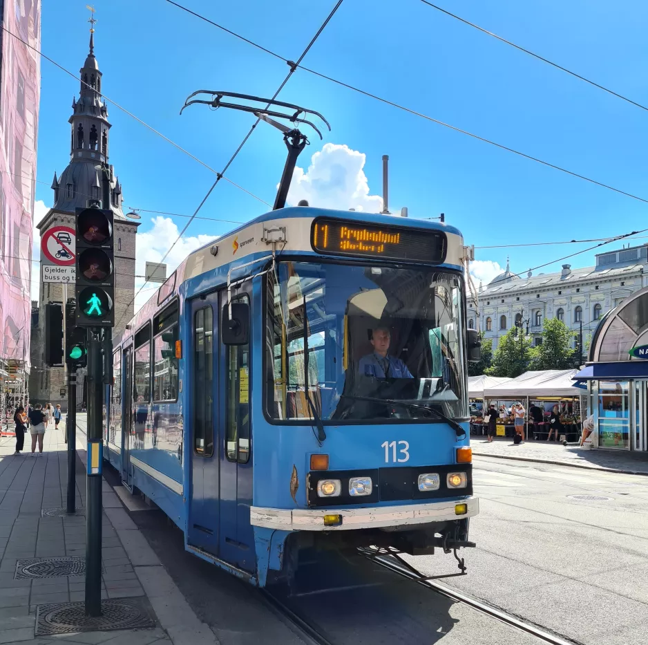 Oslo sporvognslinje 11 med ledvogn 113 på Stortorvet (2020)