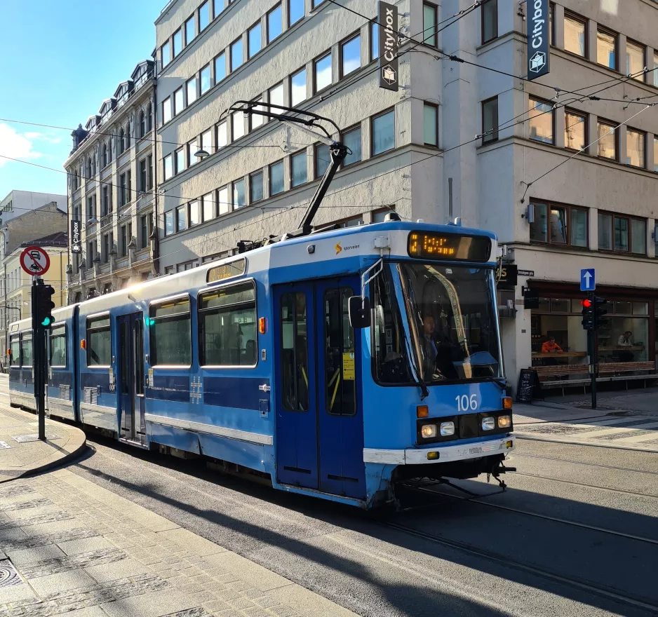 Oslo sporvognslinje 12 med ledvogn 106 nær Dronningens gate (2020)