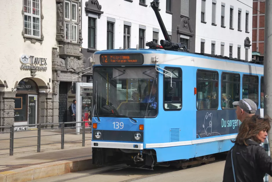 Oslo sporvognslinje 12 med ledvogn 139 ved Jernbanetorget (2022)