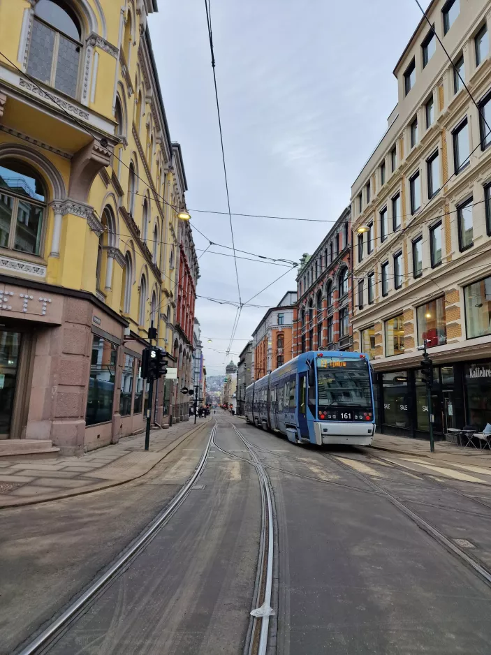 Oslo sporvognslinje 13 med lavgulvsledvogn 161 på Prinsens gata (2023)
