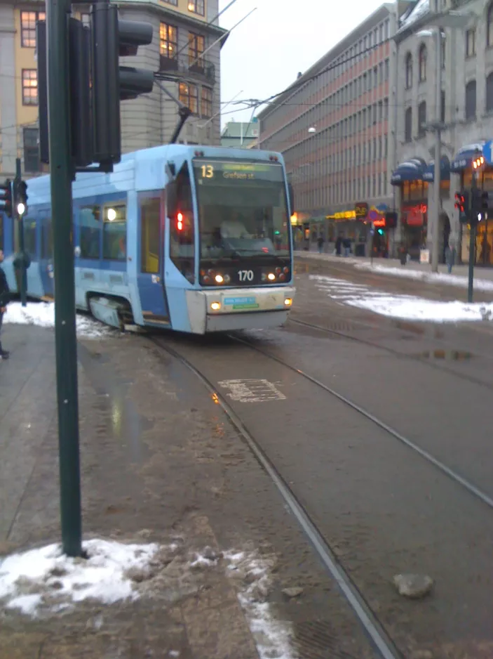Oslo sporvognslinje 13 med lavgulvsledvogn 170 på Fred Olsens gate (2010)