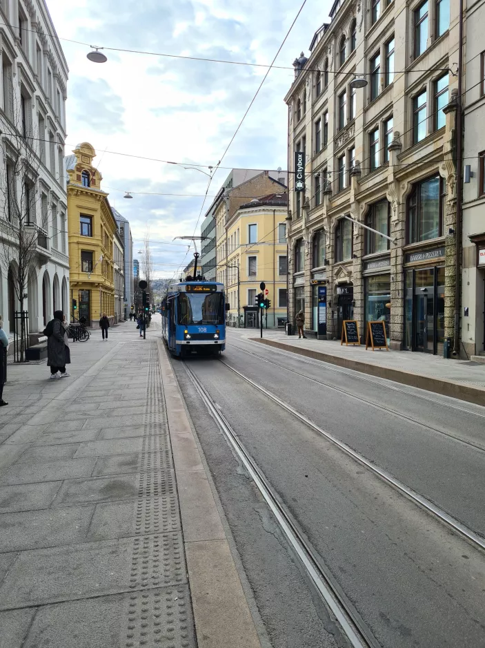 Oslo sporvognslinje 13 med ledvogn 108 på Prinsens gata (2022)