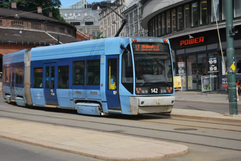 Oslo sporvognslinje 17 med lavgulvsledvogn 142 ved Kirkeristen (2022)