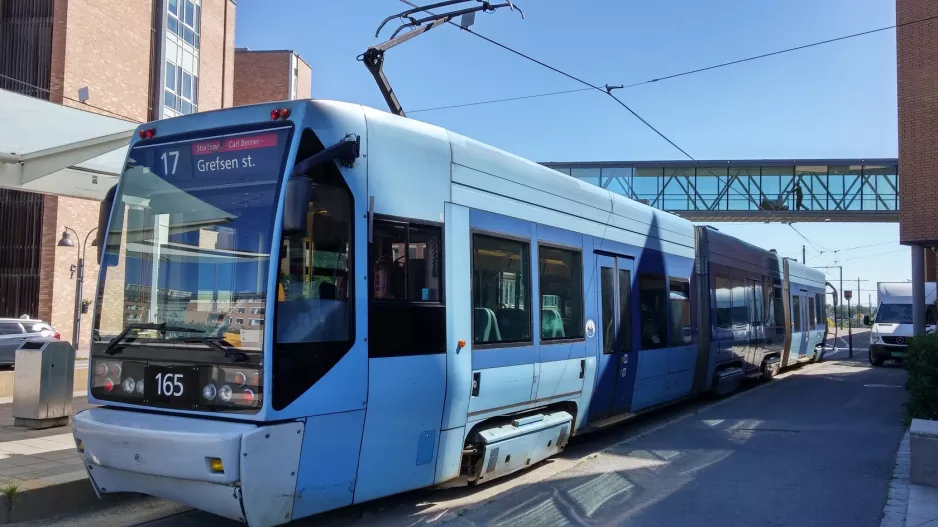 Oslo sporvognslinje 17 med lavgulvsledvogn 165 ved Rikshospitalet (2016)