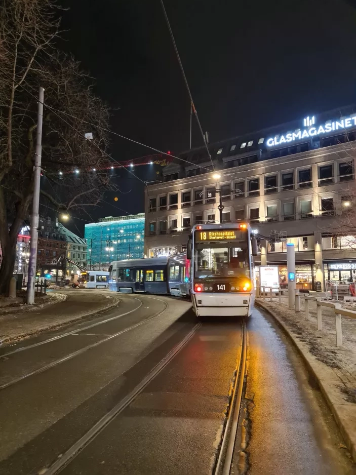 Oslo sporvognslinje 18 med lavgulvsledvogn 141 på Kirkeristen (2022)