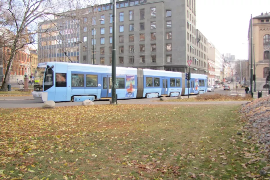 Oslo sporvognslinje 18 med lavgulvsledvogn 160 på Pilestredet (2010)