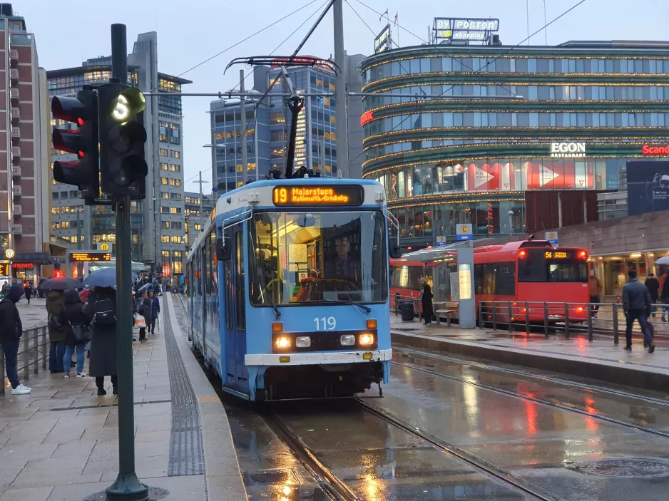 Oslo sporvognslinje 19 med ledvogn 119 ved Jernbanetorget (2020)