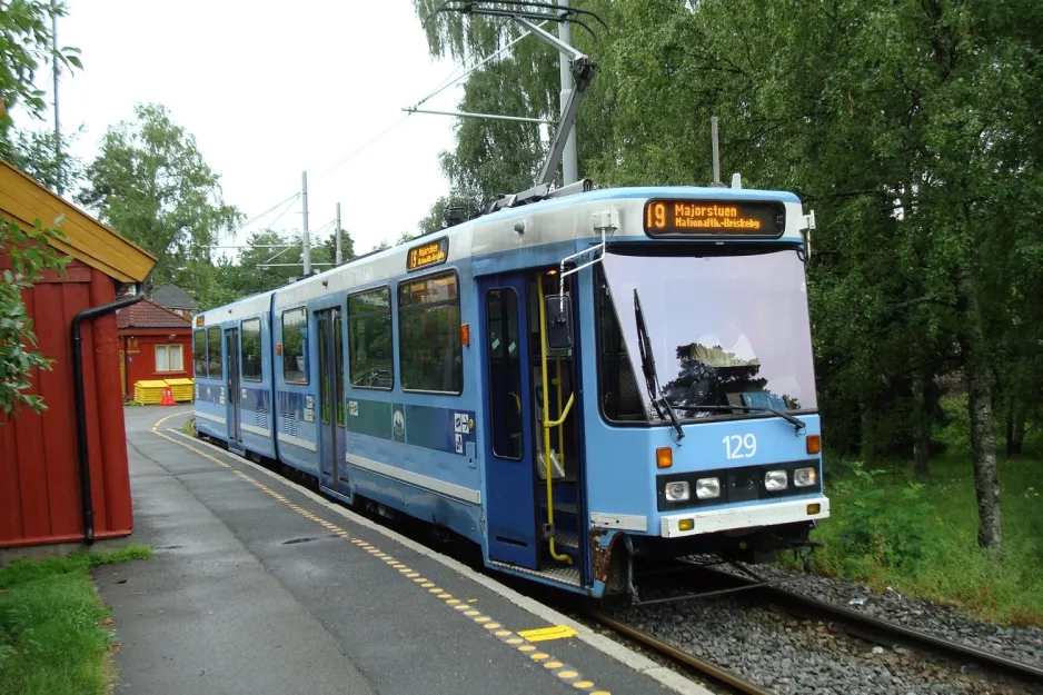 Oslo sporvognslinje 19 med ledvogn 129 ved Ljabru (2009)