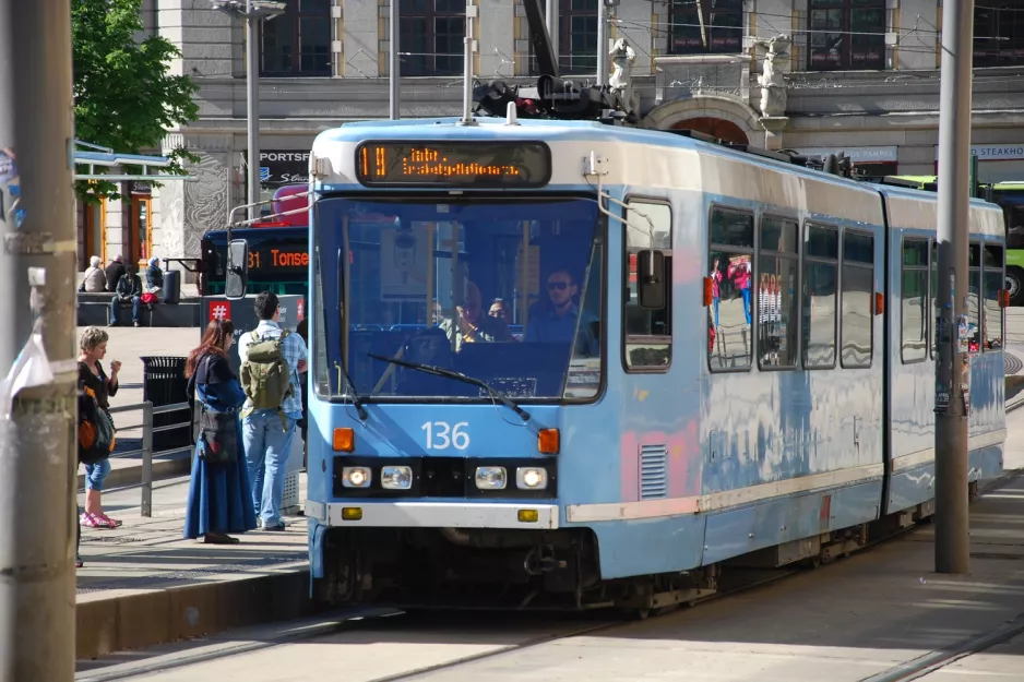 Oslo sporvognslinje 19 med ledvogn 136 ved Jernbanetorget (2013)