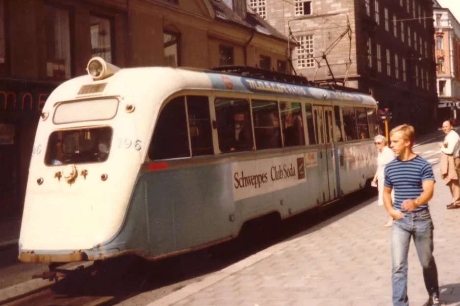 Oslo sporvognslinje 9 med motorvogn 196 på Prinsens gate (1980)