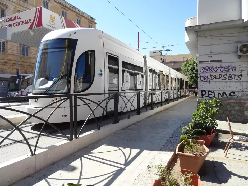 Palermo sporvognslinje 1 med lavgulvsledvogn 03 ved Stazione Centrale (2022)