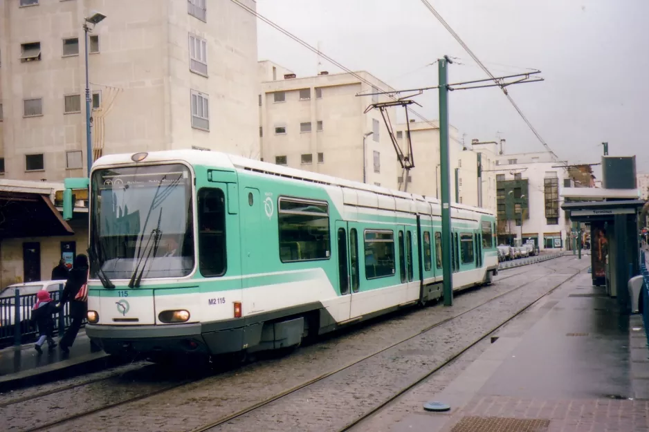 Paris sporvognslinje T1 med lavgulvsledvogn 115 ved Gare de Noisy-le-Sec (2007)