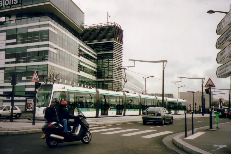 Paris sporvognslinje T3a med lavgulvsledvogn 302 ved Pont Garigliano (2007)