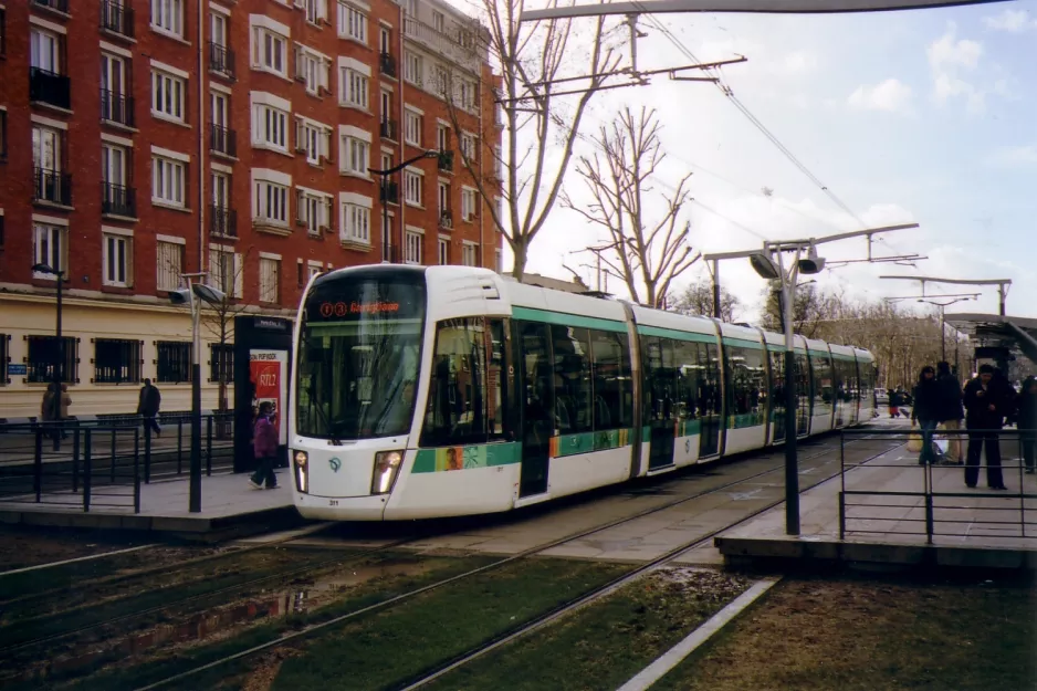 Paris sporvognslinje T3a med lavgulvsledvogn 311 ved Porte d'Ivry (2007)