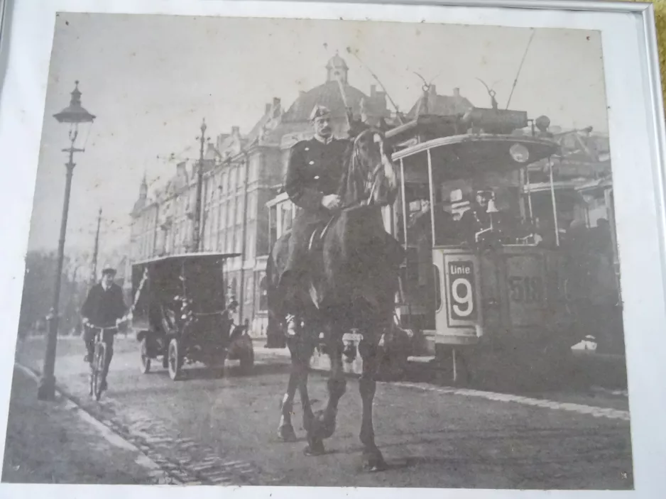 Plakat: København sporvognslinje 9 med motorvogn 518 på Grønningen (1909)