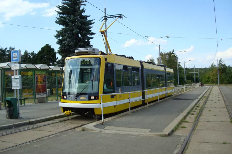 Plzeň sporvognslinje 1 med lavgulvsledvogn 305 ved Bolevec (2008)