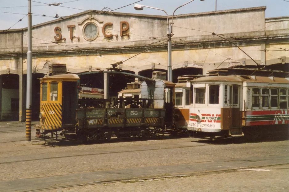 Porto arbejdsvogn 53 foran remisen Boavista (1988)