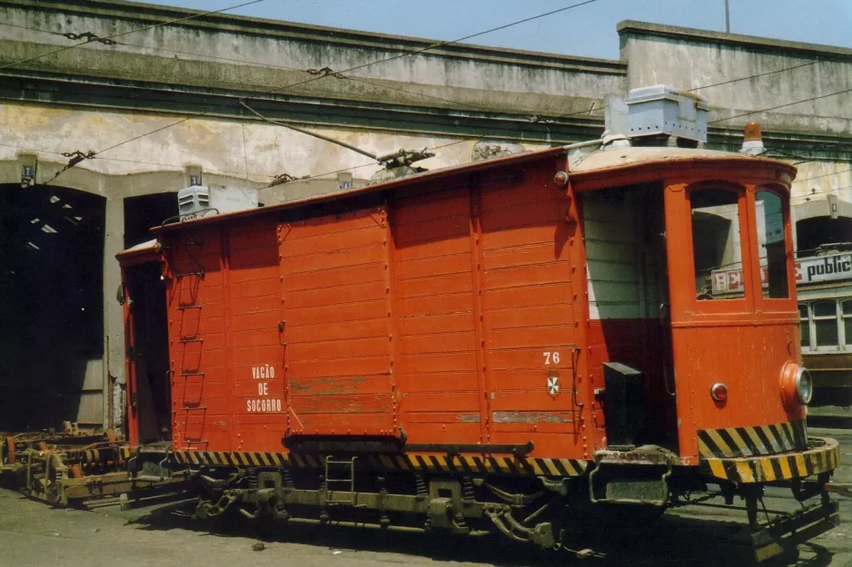 Porto arbejdsvogn 76 foran remisen Boavista (1988)