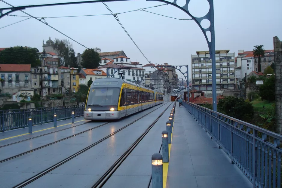 Porto lavgulvsledvogn 031 på Ponte de Dom Luis I (2008)