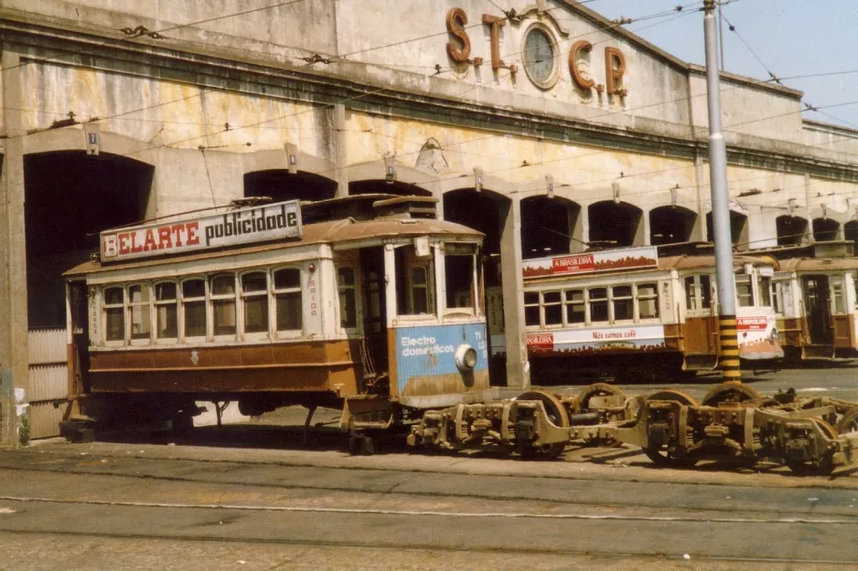 Porto motorvogn 175 foran remisen Boavista (1988)