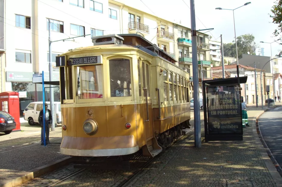 Porto sporvognslinje 1 med motorvogn 216 ved Passeio Alegre (2008)