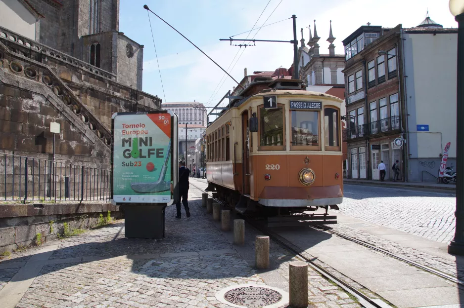 Porto sporvognslinje 1 med motorvogn 220 ved Infante (2016)