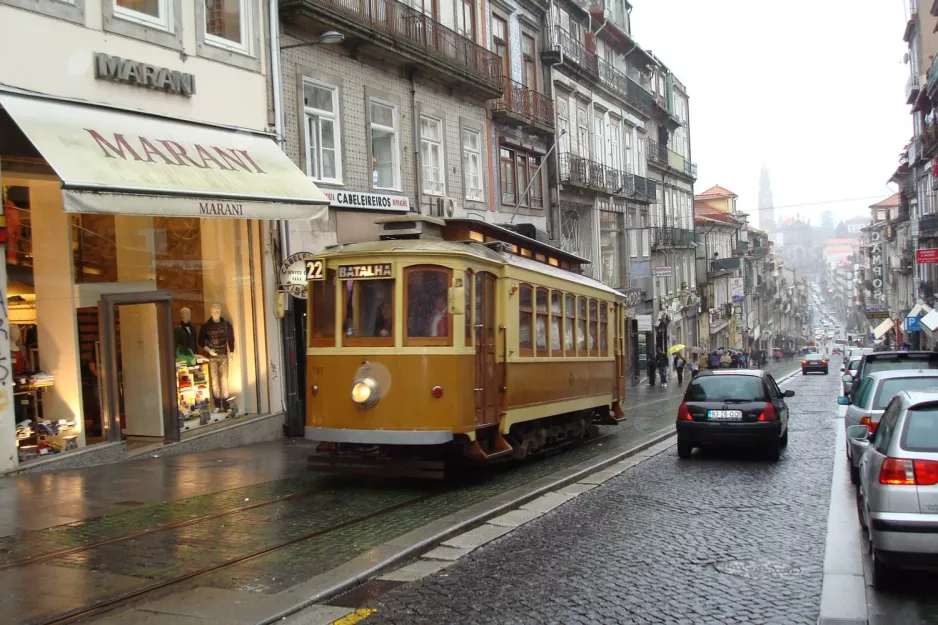 Porto sporvognslinje 22 med motorvogn 131 på Rua de 31 de Janeiro (2008)