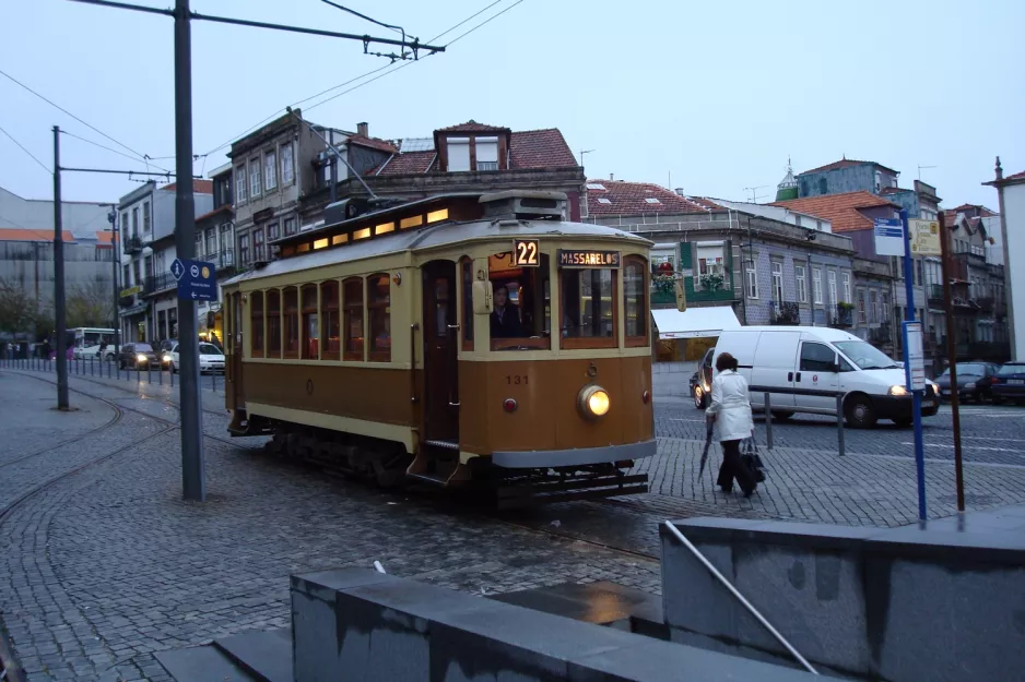 Porto sporvognslinje 22 med motorvogn 131 ved Batalha (2008)
