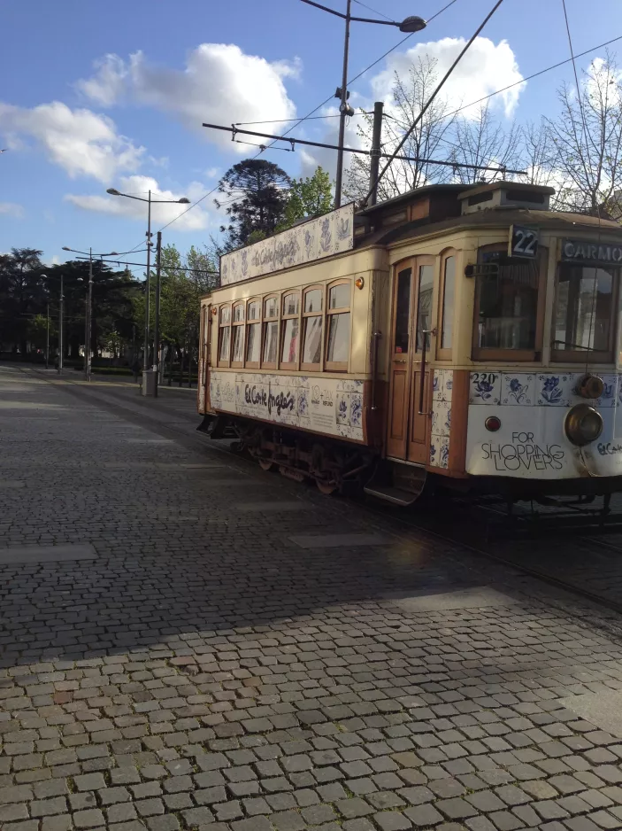Porto sporvognslinje 22 med motorvogn 220 ved Carmo (2019)