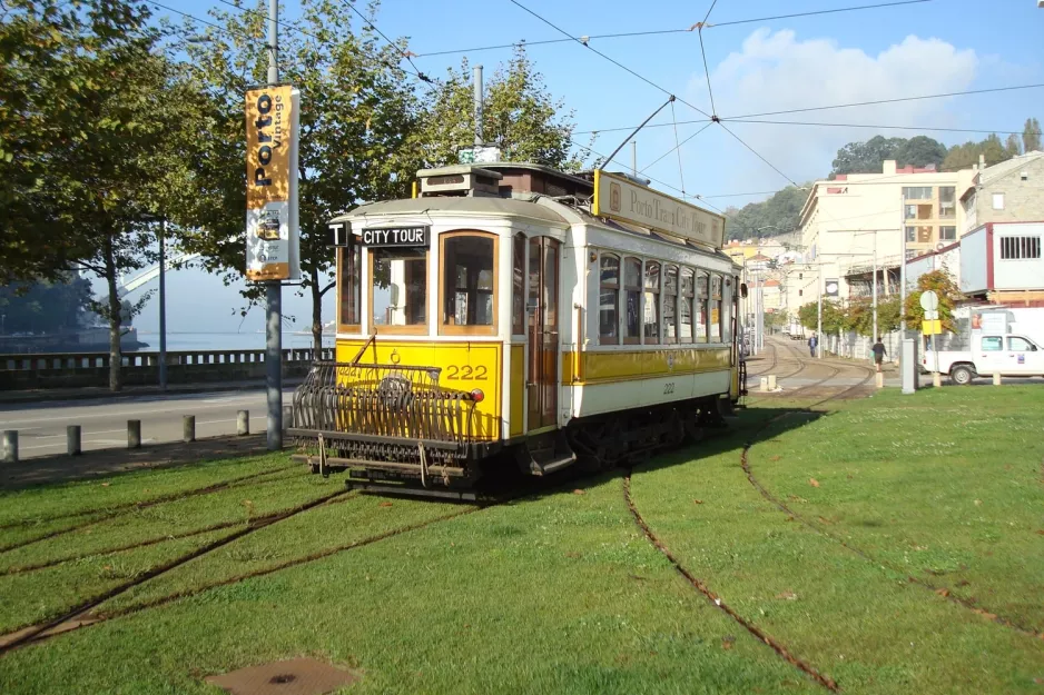 Porto Tram City Tour med motorvogn 222 nær Museu do Carro Eléctrico (2008)