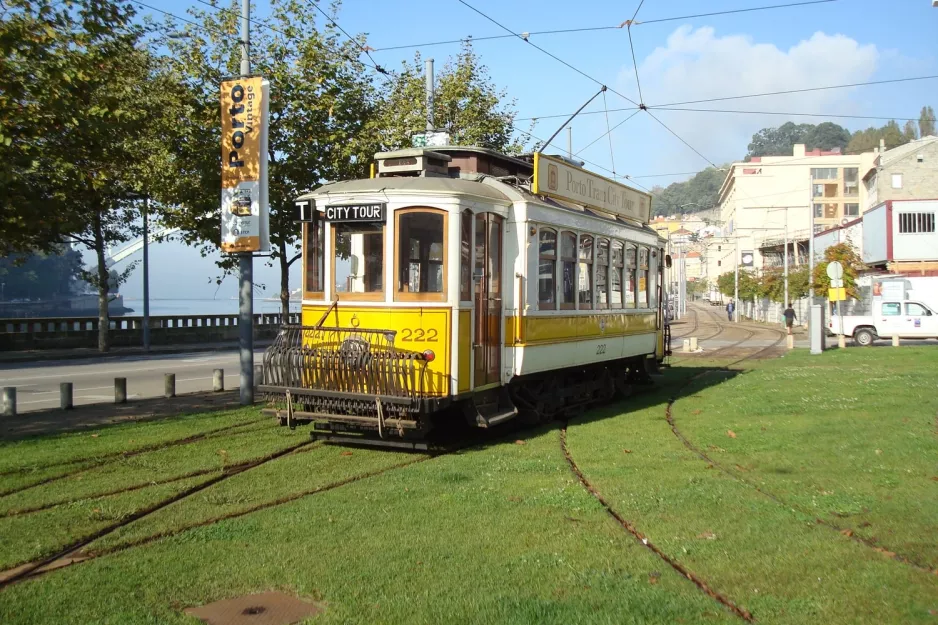Porto turistlinje Tram City Tour med motorvogn 222 nær Museu do Carro Eléctrico (2008)