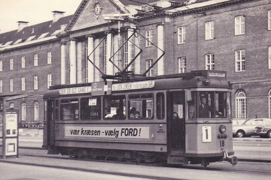 Postkort: Aarhus sporvognslinje 1 med motorvogn 18 ved Aarhus H (1970)