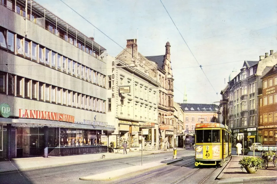 Postkort: Aarhus sporvognslinje 2 med bivogn 43 ved Store torv (1968-1971)