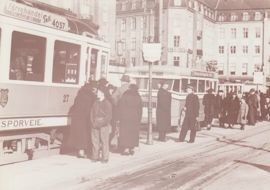 Postkort: Aarhus sporvognslinje 2 med motorvogn 27 ved Banegårdspladsen (1939)