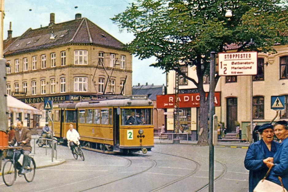 Postkort: Aarhus sporvognslinje 2 med motorvogn 8 i krydset Nørreport / Nørregade / Knudrisgade / Nørrebrogade (1955-1960)