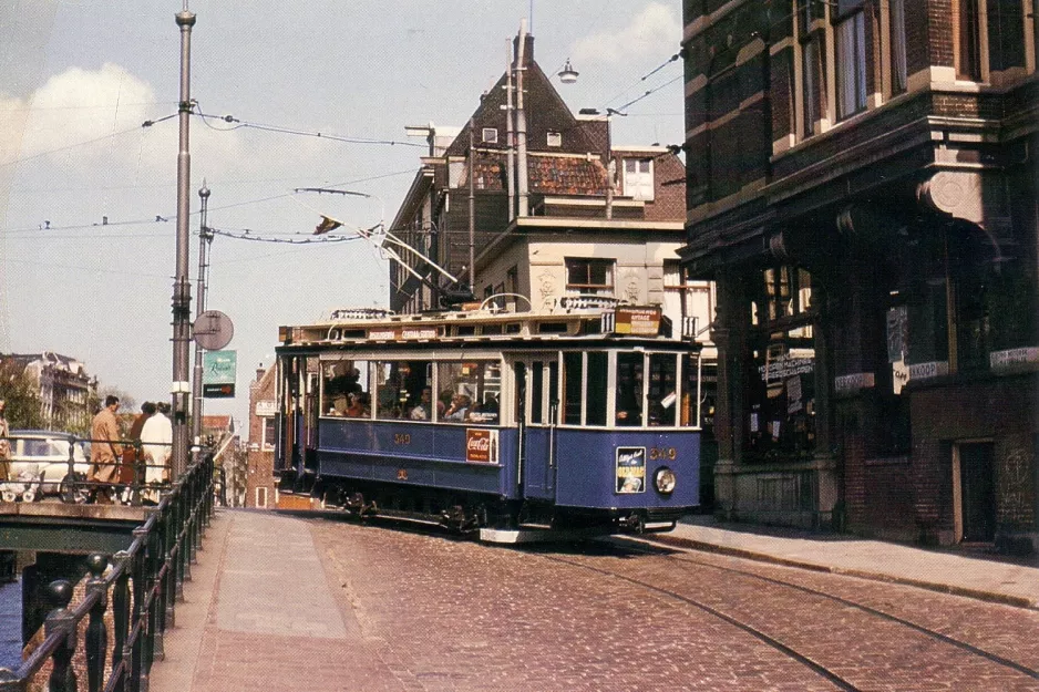 Postkort: Amsterdam ekstralinje 11 med motorvogn 349 på Zwanenburgwal (1955)