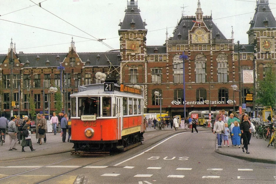 Postkort: Amsterdam motorvogn 352 foran Centraal Station (1987)