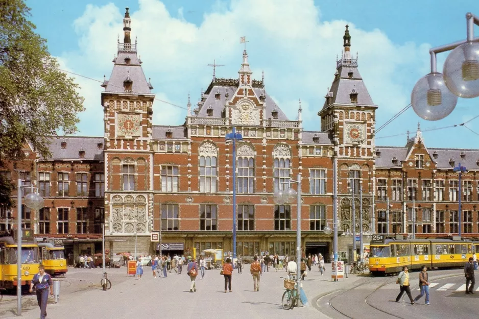 Postkort: Amsterdam sporvognslinje 1 med ledvogn 610 ved Centraal Station (1980)