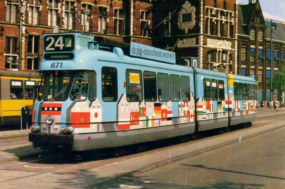 Postkort: Amsterdam sporvognslinje 24 med ledvogn 671 ved Centraal Station (1985)