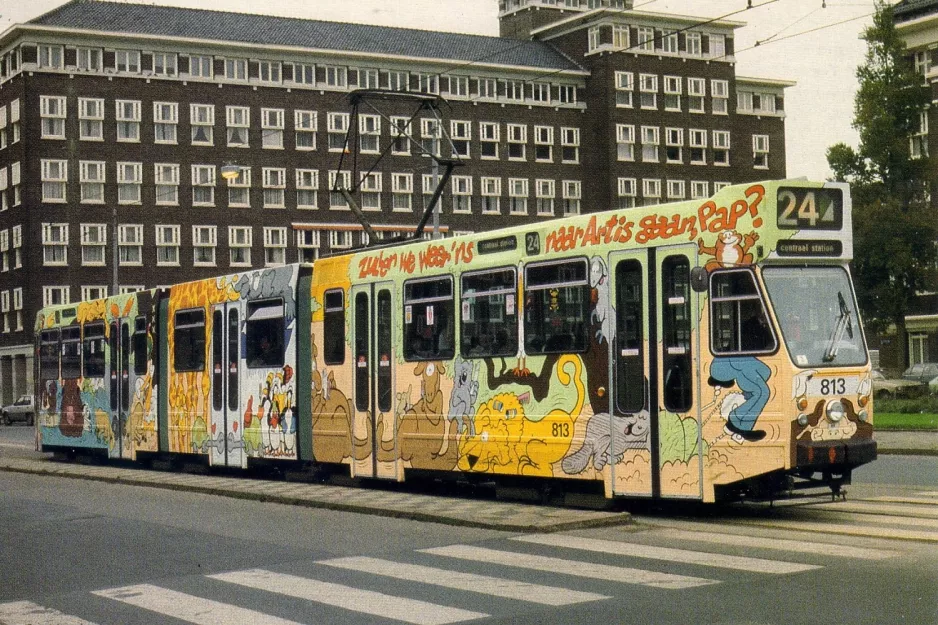 Postkort: Amsterdam sporvognslinje 24 med ledvogn 813 nær Olympiaplein (1984)