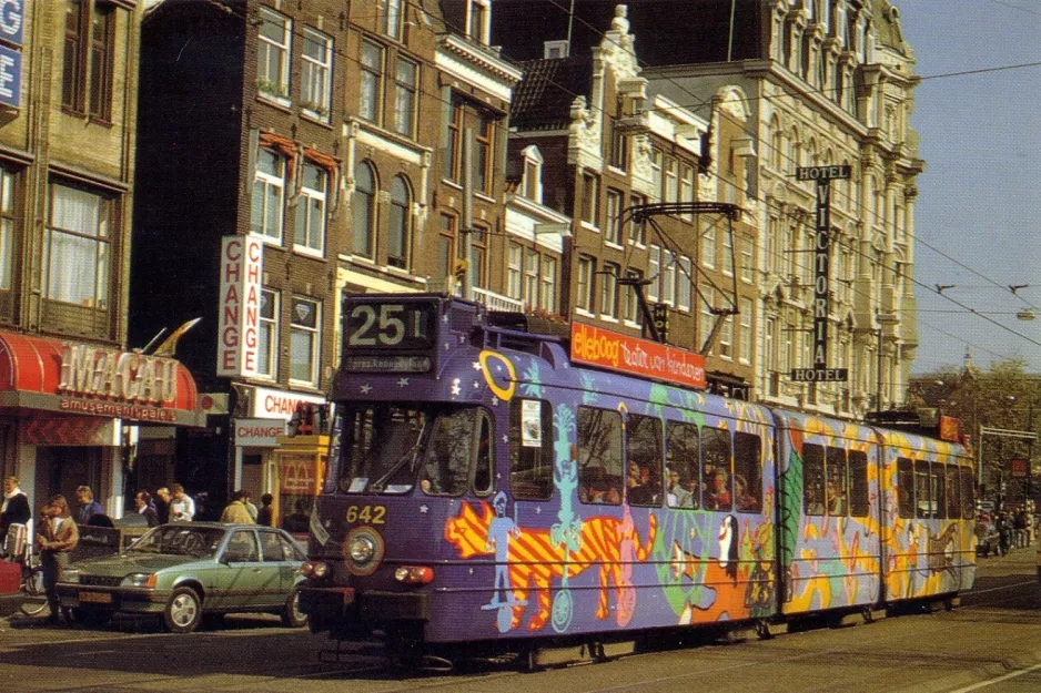 Postkort: Amsterdam sporvognslinje 25 med ledvogn 642 på Damrak (1988)