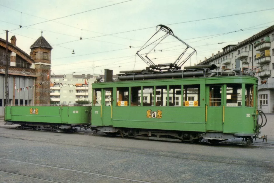 Postkort: Basel motorvogn 212 foran remisen Depot Wiesenplatz (1977)